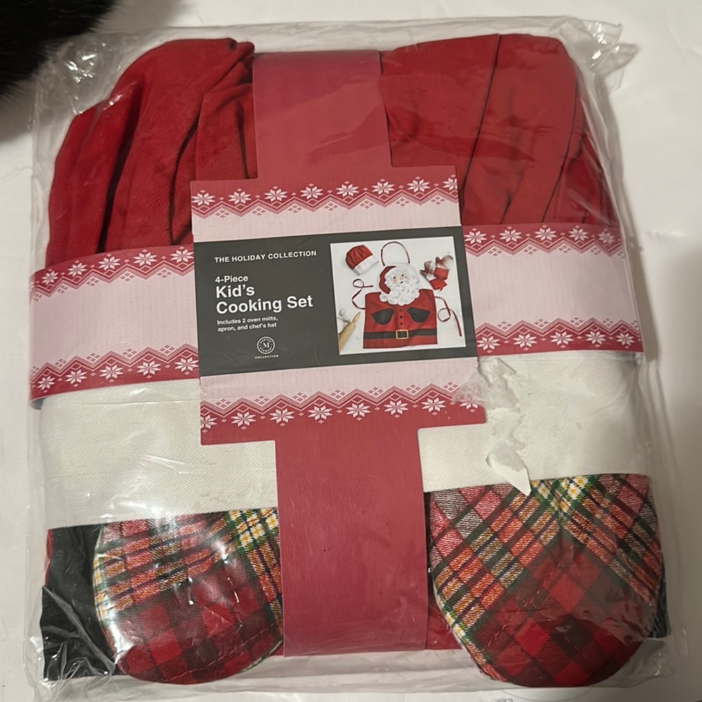 Martha Stewart Holiday  collection 4 piece Kids cooking set
